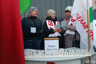 В Гомеле на предвыборные пикеты приходят всей семьей