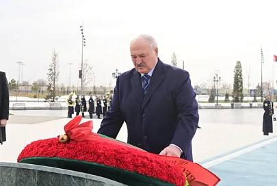Лукашенко в Ташкенте возложил венок к монументу Независимости