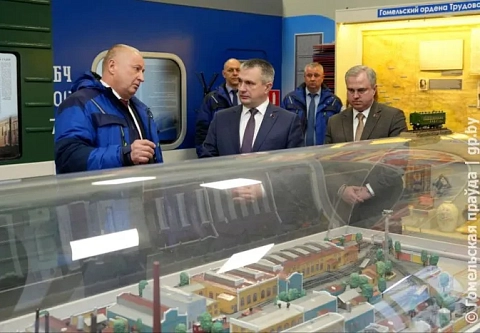 Вагон-церковь и купе в стиле ретро: Иван Крупко поздравил коллектив Гомельского вагоностроительного завода со 150-летием
