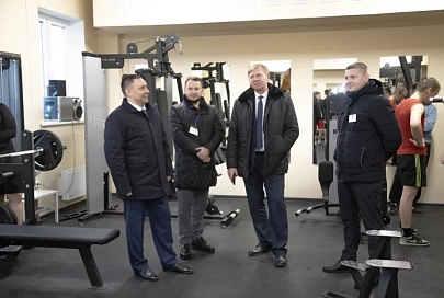 Большой поклонник футбола и хоккея... В рамках рабочей поездки помощник Президента – инспектор по Гомельской области Юрий Горлов посетил стадион в Лельчицах