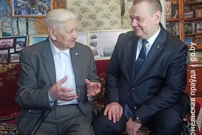 Добрыми делами вы заслужили уважение. С 90-летием руководителя областного отделения фонда мира Тимофея Глушакова поздравил Дмитрий Алейников