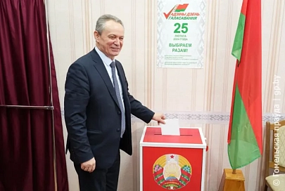 Председатель Гомельского областного объединения профсоюзов Петр Кириченко проголосовал досрочно на избирательном участке № 76