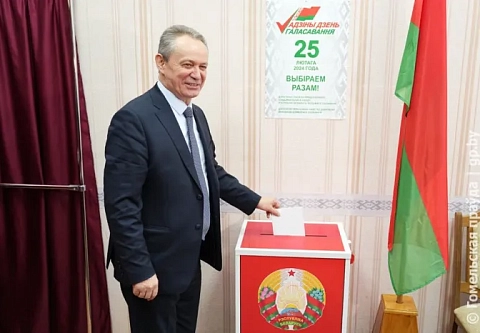 Председатель Гомельского областного объединения профсоюзов Петр Кириченко проголосовал досрочно на избирательном участке № 76