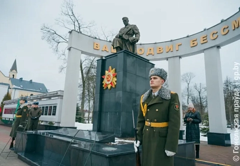 Спасибо за мир и независимость страны. В Гомеле на Аллее Героев состоялся митинг, посвященный Дню защитников Отечества