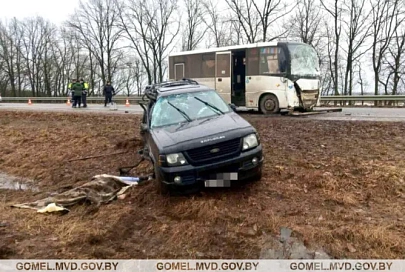В Рогачеве легковушка выехала на встречную полосу и врезалась в рейсовый автобус. Один человек погиб, пять – в больнице