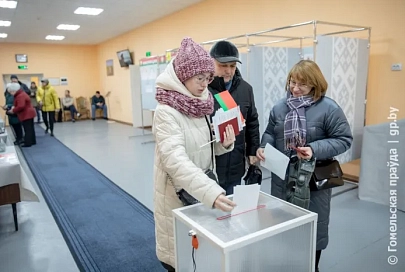 Советский район Гомеля: отдав свой голос, избиратели не спешат уходить - общаются, смотрят концертную программу