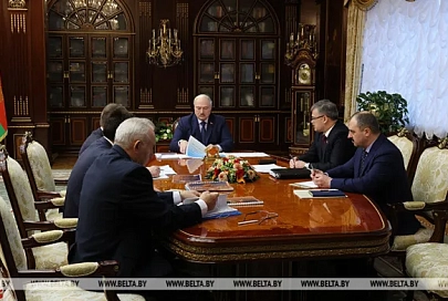 Лукашенко поручил в течение полугода навести порядок в системе подготовки футболистов