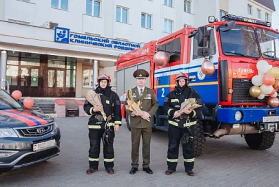 Гомельские спасатели поздравили с 8 Марта восемь новоявленных мам в областном роддоме