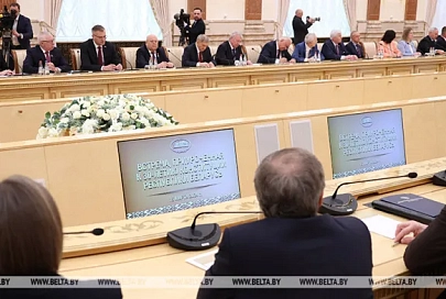 Лукашенко: в Беларуси сильная власть, растопыренными пальцами никто ее не держит