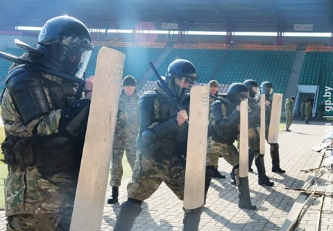В Гомеле личный состав органов внутренних дел и внутренних войск провели спецучения по пресечению беспорядков во время футбольных матчей
