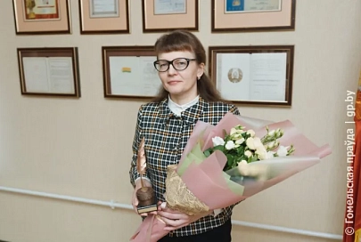 Бронзовый знак дружбы, уважения и продуктивного сотрудничества. Награда “Гомельскай праўды” вручена председателю экономического суда Гомельщины Наталье Сарнавской
