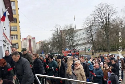 Гомельчане собрались у Российского центра науки и культуры, чтобы почтить память погибших при теракте в Подмосковном «Крокус Сити Холле»