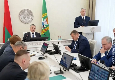 Сама погода просит поднажать. На аппаратном совещании облисполкома обсудили посевную кампанию, обеспечение ее кадрами и техникой