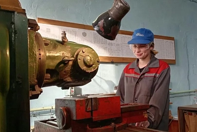 Хрупкая девушка выбрала уникальную и непростую специальность в Речицком райжилкомхозе и своим примером разрушила существующие в обществе стереотипы