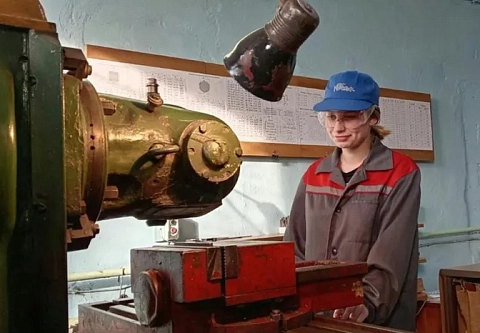 Хрупкая девушка выбрала уникальную и непростую специальность в Речицком райжилкомхозе и своим примером разрушила существующие в обществе стереотипы