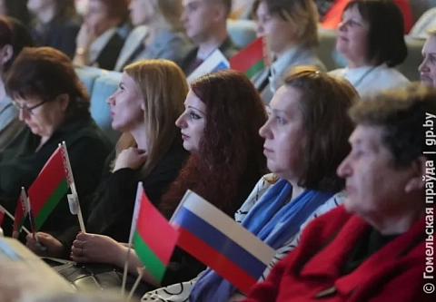 Братства прочная нить: концерт ко Дню единения народов Беларуси и России собрал в Гомеле около тысячи человек