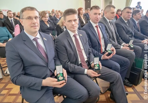 Широкие полномочия во благо страны: юбилейный знак «80 лет освобождения Гомельской области от немецко-фашистских захватчиков» вручили делегатам ВНС