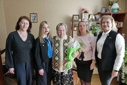 В Гомеле торжественно вручили матпомощь ко Дню Победы узнице концлагеря Полине Пьявкиной и труженику тыла Василию Федоренко