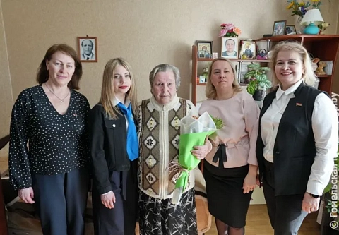 В Гомеле торжественно вручили матпомощь ко Дню Победы узнице концлагеря Полине Пьявкиной и труженику тыла Василию Федоренко