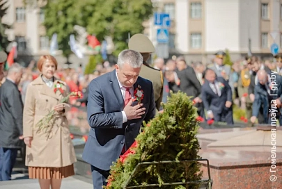 Великая Победа – она для нас одна! На площади Труда состоялись торжественный митинг и церемония возложения венков и цветов