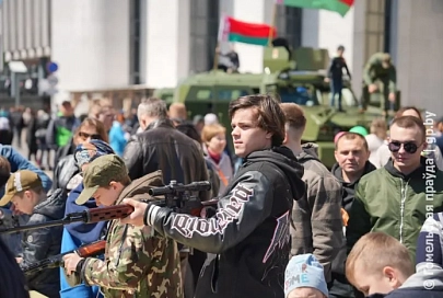 Выставка военной техники и вооружения развернулась в сквере Дружбы у ОКЦ (фоторепортаж)