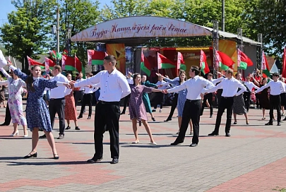 Вальс Победы в Буда-Кошелеве закружил в вихре танца 80 пар