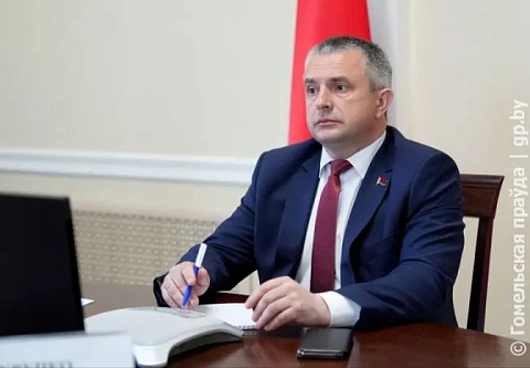 Дали землю, а дорогу не провели: председатель облисполкома провел прямую линию в Петриковском районе
