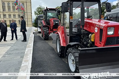 Президент Беларуси подарил городу Шуша белорусскую тракторную технику