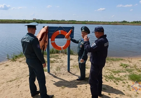 В Беларуси официально открыт купальный сезон. Спасатели проводят регулярные рейды