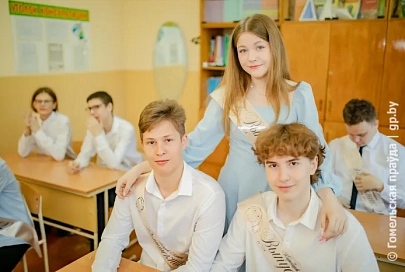 Под звуки нестареющего вальса: для выпускников 9-х и 11-х классов прозвучал последний звонок 
