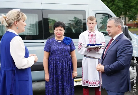 Подарок на четырех колесах: ко Дню защиты детей новый микроавтобус Центру инклюзивной культуры передал председатель облисполкома Иван Крупко