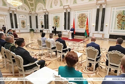 "Вы - символ будущего родной Беларуси". Лукашенко наградил выпускников вузов