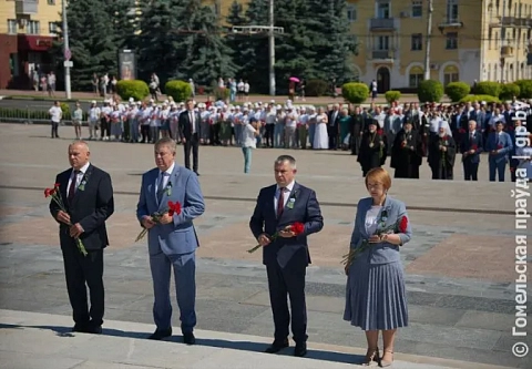 Участники фестиваля «Славянское единство» возложили венки и цветы к Вечному огню в Брянске  