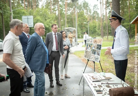 Жертвам геноцида и партизанам посвящается: делегации из России посетили памятные места Гомельщины