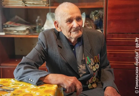 «Такого вкусного хлеба не ел никогда». В свои 94 Владимир Киселев из Кольно Житковичского района занимается огородом и ездит на электроскутере