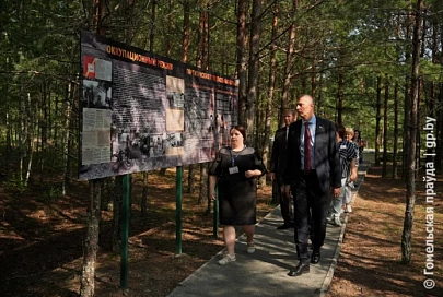 Первым пунктом рабочей поездки Дмитрия Крутого стала памятная зона "Рубеж" на границе Лельчицкого и Житковичского районов
