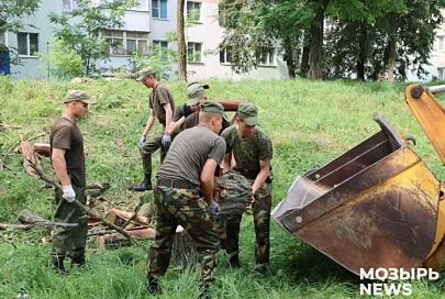 На Мозырщине военные помогают устранять последствия непогоды