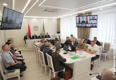 Сурепицу и ячмень убрали, на подходе рапс: Александр Лукашенко заслушал доклад Ивана Крупко о ходе уборочной кампании