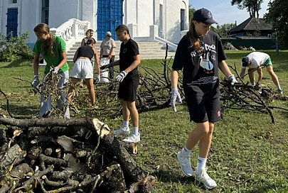 В Жлобине спасатели и волонтёры помогли храму в Стрешине ликвидировать последствия урагана