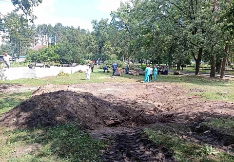 Медработники Гомельской городской клинической больницы №2 ежедневно вместе с бойцами МЧС выходят на уборку ликвидации последствий стихии