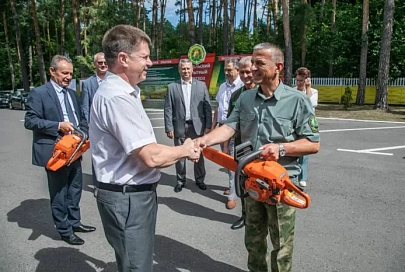 120 бензопил передали профсоюзы лесохозяйственным организациям Гомельской области для ликвидации последствий стихии
