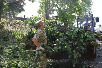 В Речице военнослужащие внутренних войск помогали гражданам в устранении последствий непогоды