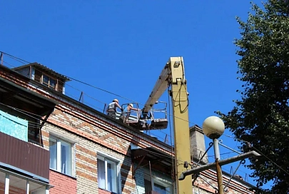 Ликвидировать последствия урагана жителям Речицы  помогают специалисты из Гомеля