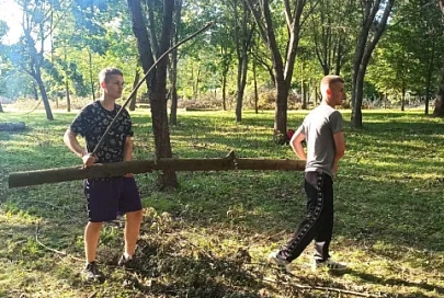 Сотрудники Речицкого РОВД подключились к уборке территорий после урагана