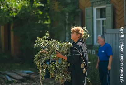 В каждый дом с добром: в Гомеле трудные подростки присоединились к наведению порядка после урагана