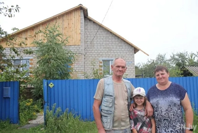 Крышу дома жителей деревни Чкалово восстановили работники ОАО «Светлогорский ЦКК»