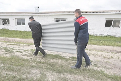 Труд во благо. Как осуждённые помогают устранять последствия урагана на Гомельщине