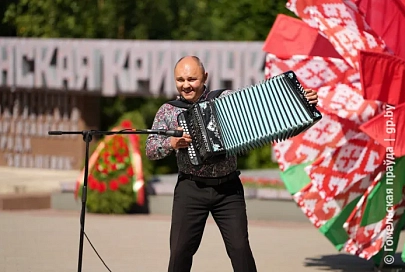 На «Партизанской криничке» пели, танцевали и угощались солдатской кашей