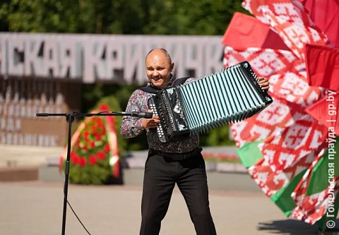 На «Партизанской криничке» пели, танцевали и угощались солдатской кашей