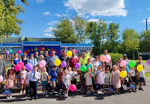Более 500 детей работников местной промышленности и коммунально-бытовых предприятий получили помощь от отраслевого профсоюза